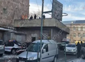 Սևանի շենքերից մեկի բակում հայտնաբերվել է տղամարդու մարմին