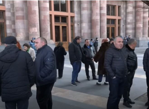 Տնտեսվարողների բողոքի ցույցը կառավարության շենքի մոտ