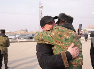 Ծառայությունն ավարտած ժամկետային զինծառայողները գնում են տուն