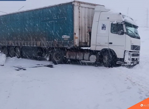 Բեռնատարը մկրատաձև դիրք է ընդունել՝ երկկողմանի փակելով ճանապարհահատվածը․արգելափակումից դուրս են բերել ևս 15 բեռնատար