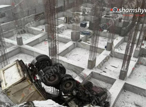 Երևանում 37-ամյա վարորդը բեռնատարով բախվել է քարերին և կիսակողաշրջված հայտնվել նոր կառուցվող շենքի հիմքի համար փորված փոսում