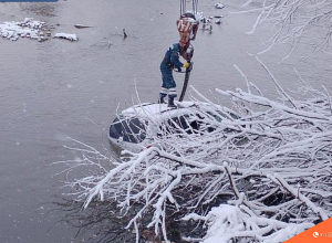 Փրկարարներն ավտոմեքենան դուրս են բերել գետից