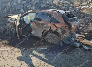 «Infiniti»-ն Երևան-Վանաձոր ավտոճանապարհի դուրս է եկել երթևեկելի գոտուց,  մի քանի պտույտ շրջվել