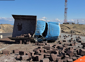 Երևան-Գյումրի ավտոճանապարհին բեռնատարը դուրս է եկել ճանապարհի երթևեկելի գոտուց և կողաշրջվել