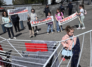 Արցախցի մայրիկները լվացք փռելու ակցիա են իրականացրել կառավարական ամառանոցի դիմաց