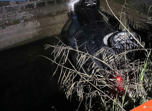 Փրկարարներն ավտոմեքենան դուրս են բերել ջրանցքից