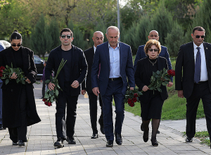 Ռոբերտ Քոչարյանը տիկնոջ, որդու և հարսի հետ այցելել է Ծիծեռնակաբերդ (լուսանկարներ)