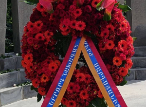 Սերժ Սարգսյանի անունից ծաղկեպսակ է դրվել «Եռաբլուր» զինվորական պանթեոնում