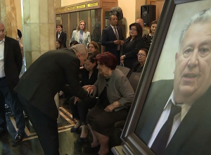 Փաշինյանը հարգանքի տուրք է մատուցել Ռադիկ Մարտիրոսյանի հիշատակին