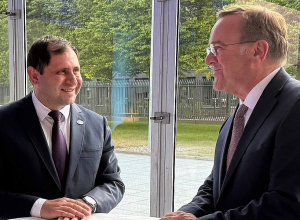 Սուրեն Պապիկյանը հանդիպել է Գերմանիայի պաշտպանության դաշնային նախարարին