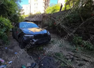 Խոշոր ավտովթար ու առեղծվածային դեպք Երեւանի կենտրոնում. վթարված մեքենայի մեջ հայտնաբերվել են կասկածելի փաթեթներ