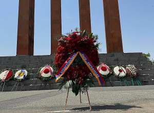 Սերժ Սարգսյանի անունից ծաղկեպսակ է դրվել Սարդարապատի հուշահամալիրում