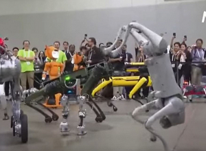 Ռոբոտները վազվզում էին այցելուների միջով Ատլանտայի միջազգային կոնֆերանսի ընթացքում