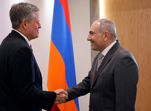 Նիկոլ Փաշինյանն ընդունել է ԱՄՆ սենատոր Սթիվ Դեյնզի գլխավորած պատվիրակությանը