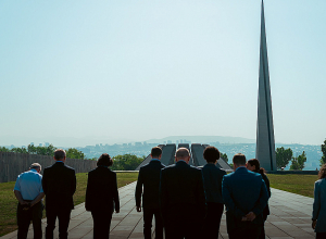 ԱՄՆ էներգետիկայի նախարարության պատվիրակությունը հարգանքի տուրք մատուցեց Ծիծեռնակաբերդում