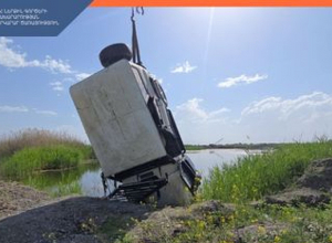 Փրկարարներն ավտոմեքենան դուրս են բերել լճից