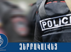 Տաքսու վարորդը հափշտակել է կնոջ հեռախոսը․ մեքենայի դուռը բռնած կինն ընկել է գետնին՝ ստանալով վնասվածքներ