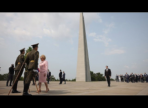 Ալեն Սիմոնյանն ու Վալենտինա Մատվիենկոն այցելել են Ծիծեռնակաբերդի հուշահամալիր