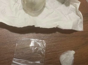 Ձերբակալվածի տան խուզարկությամբ հայտնաբերվել են հրազեն ու ափիոն