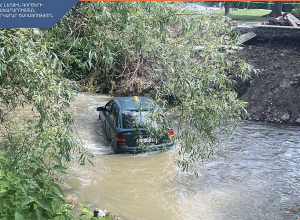 Փրկարարներն ավտոմեքենան դուրս են բերել գետից