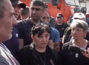 Լարված իրավիճակ Քասախում, բնակիչները փորձում են ճանապարհ փակել. ոստիկանները չեն թողնում (ուղիղ)