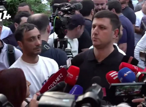 Բոլոր այն գործիչները ովքեր աջակցություն են հայտնում եկեղեցուն, բնականաբար, թիրախավորվում են