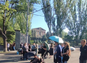 Բաղրամյան պողոտան շարունակում է փակ մնալ անհետ կորածների հարազատների կողմից