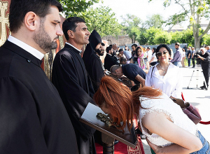 Դուրս են բերվել Սուրբ Էջմիածնի սրբազան մասունքները (լուսանկարներ)