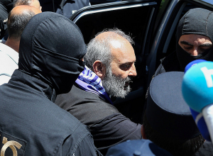 Բագրատ Սրբազանին ձերբակալել են. աջակիցները քննչականի մոտ են հավաքվել. ուղիղ