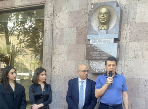 Երևանում հանդիսավորությամբ բացվեց Էմիլ Գրիգորյանի հիշատակը հավերժացնող հուշատախտակը