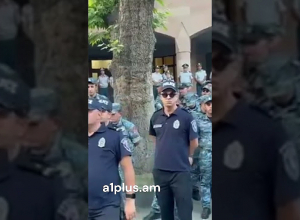 Հոգևորականները ՔԿ–ի դիմաց Տերունական աղոթք և շարական կարդացին