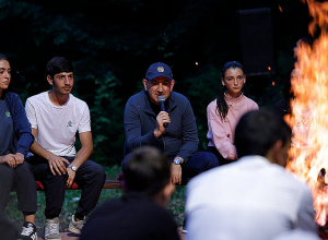 Փաշինյանը  խարույկի շուրջ զրուցել է դպրոցականների թիմային խճուղավազքի մրցաշարի մասնակիցների հետ