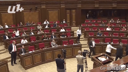 Իրականում լրիվ ուրիշ բան է տեղի ունենում․ Աղազարյանի ելույթից հետո իրավիճակը դահլիճում կտրուկ լարվեց