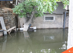 Առվի հունը բարձրացել է՝ ջրալցվել են տների բակեր, ավտոտնակներ և նկուղներ