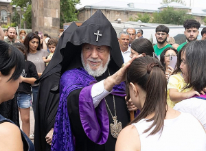 Սուրբ Պատարագ Միածնաէջ Մայր Տաճարում