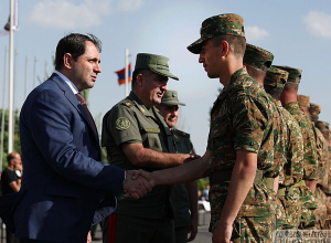 Սուրեն Պապիկյանը շնորհավորել է սերժանտներին և հաջողություն մաղթել հետագա ծառայության ընթացքում