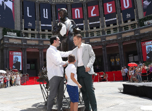 Շառլ Ազնավուրի արձանը՝ Երևանում