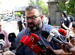 Վերցրել են մոնտաժված ձայնագրությունները, պոլի փետը, կոշիկի մեխը և փորձել կառուցել հեղափոխություն