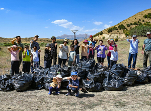 Պատանի լեռնագնացները մաքրում են բնությունը