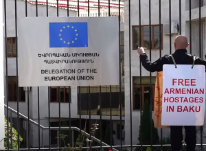 ՈՒՂԻՂ․ Արմեն Աշոտյանը բողոքի միայնակ ակցիա է իրականացնում Հայաստանում ԵՄ պատվիրակության շենքի առջև