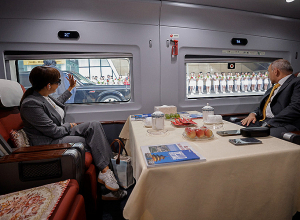 Վարչապետը տիկնոջ հետ Թիենծինից ժամանել է Պեկին