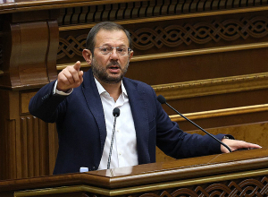 Սրբազանները, Արթուր Սարգսյանը դատախազի տված կեղծ տվյալների հիման վրա են անազատության մեջ. Մանուկյան