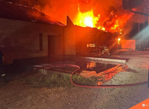 Այրվել են տան և ավտոտնակի տանիքը, 2 ավտոմեքենա