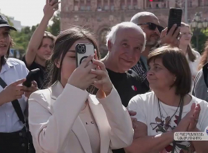 Անկախության տոնի կապակցությամբ ՀՀ ԶՈՒ նվագախմբերի քայլերթը, պատվո պահակային վաշտը և ուղղաթիռի անցում