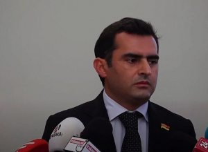 Վոլոդյայի հետ համագյուղացի էինք, մեր պապիկների տները հարևանությամբ էին, քաղաքական աստառ պետք չէ տալ