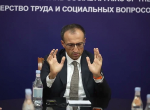 Պետք է հասկանաք, որ երբ այստեղ որոշումներ են կայացվում՝ դրանք պետք ա աներկբայորեն կատարվեն ձեր կղմից