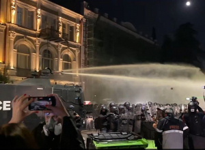 Թբիլիսիում լարված իրավիճակ է. ոստիկանությունը ջրցան մեքենաներ է կիրառում