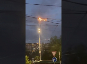 Երևանի Խանջյան փողոցում այրվում են էլեկտրալարերը, տեսանյութը հրապարակել է ֆեյսբուքյան օգտատեր