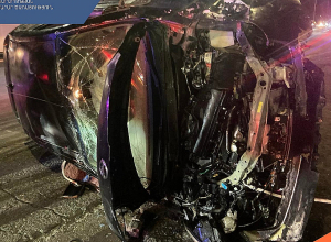 Ավտոմեքենան բախվել է ճանապարհի բաժանարար բետոնե պատնեշին և կողաշրջվել