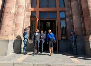 Արարատ Միրզոյանը և Էլինա Վալտոնենը զբոսնել են Երևանում (լուսանկարներ)